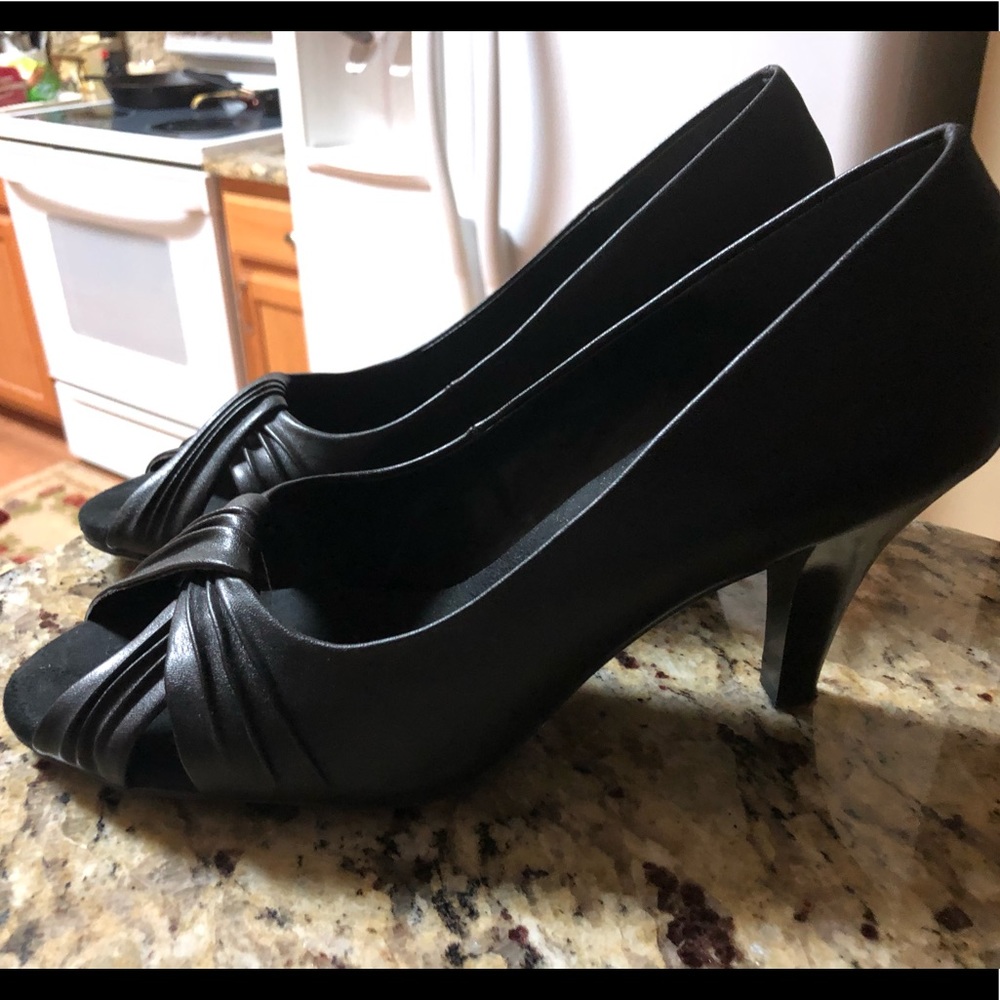 Aerosoles size 11 black leather heels